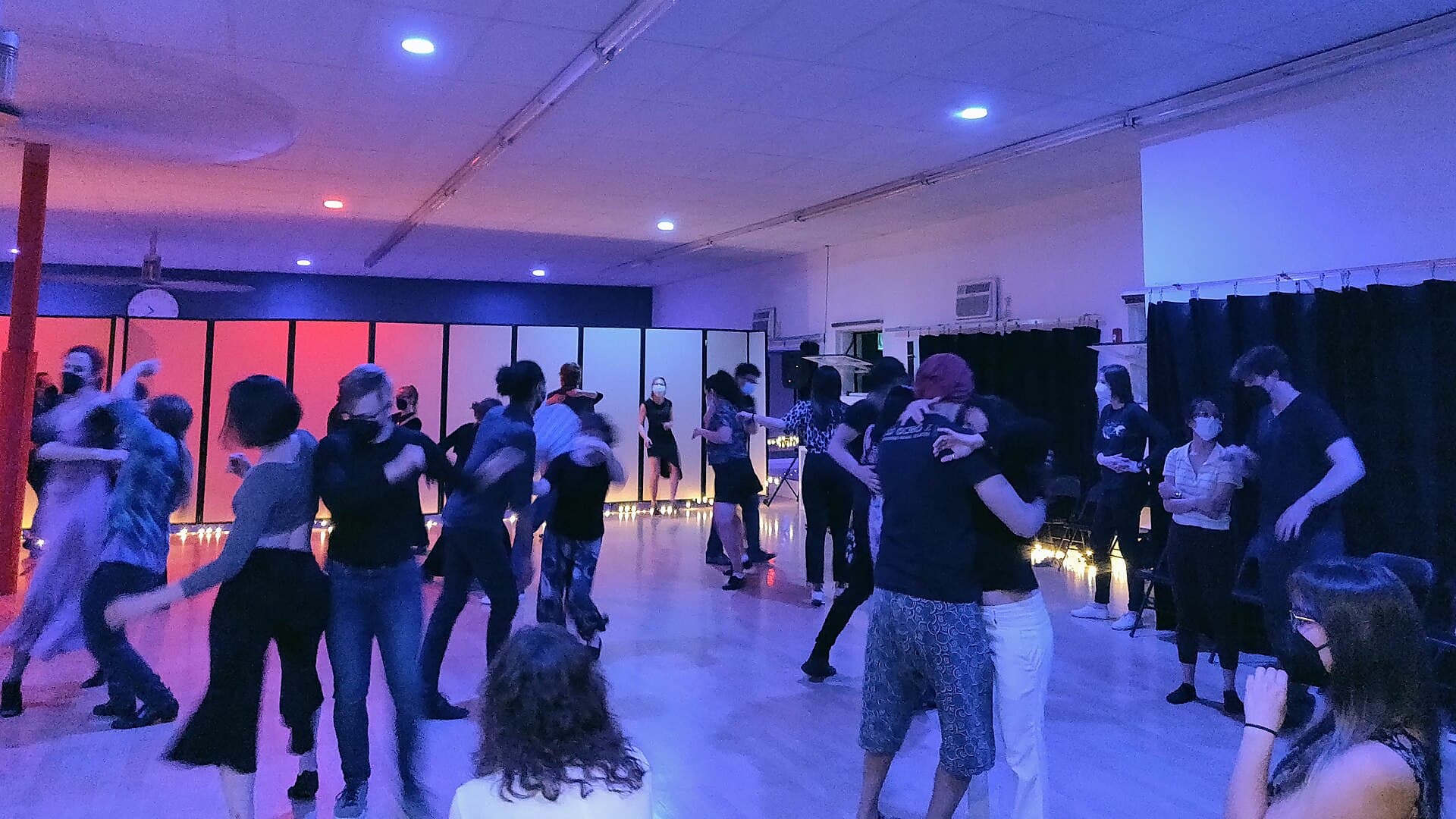 Verschiedene Tanzarten (Einzel-, Gruppen- und Gesellschaftstanz)