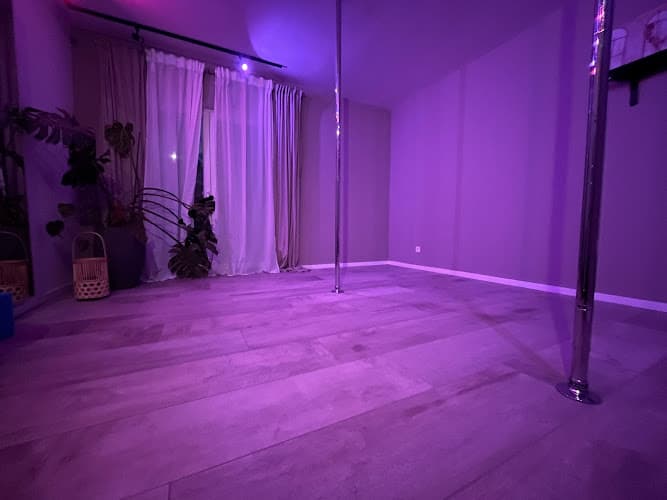 Jules Pole Dance
