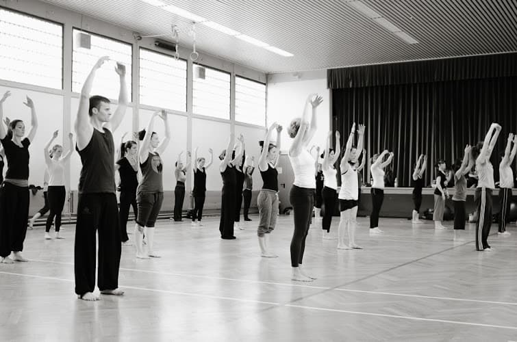 Modern Dance Zeitgenössicher Tanz Contemporary Dance Jazz Ballett Yoga für Erwachsene Kurse Unterricht Tanz Yoga Frankfurt